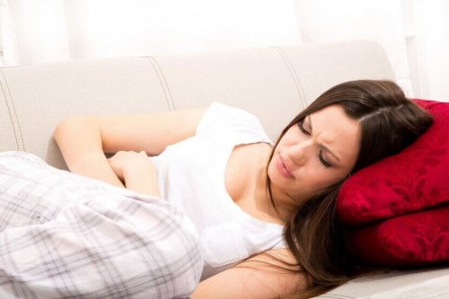 Kvinne med magesmerter