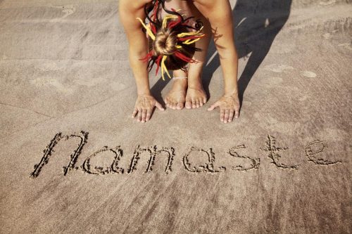 Namaste i sanden