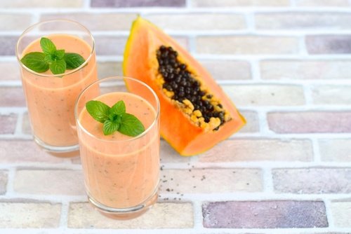 Smoothie med papaya, appelsin og jordbær