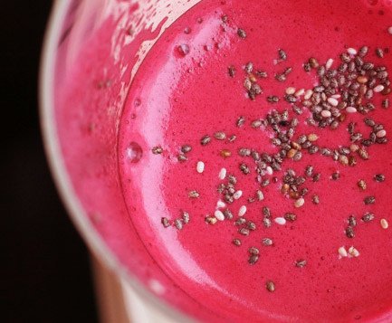 Rød smoothie med frø