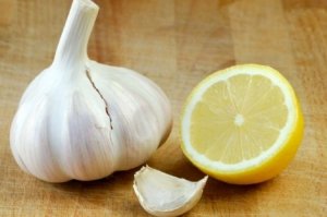 Lær å lage en salve mot åreknuter med hvitløk og sitron