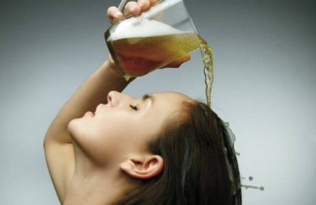 Kvinne tømmer øl i håret