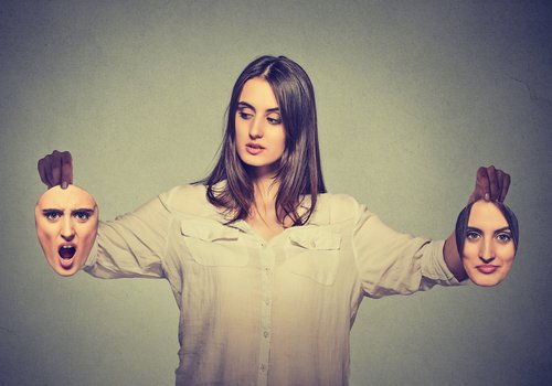 Kvinne holder opp to ansikter