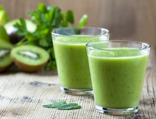 Kiwi-, spinat- og salatjuice