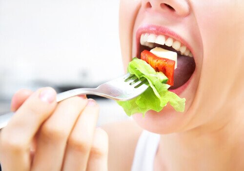 Kvinne spiser salat