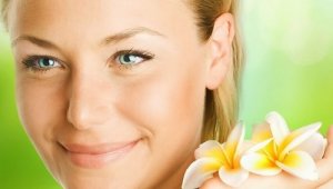 Fire urter du kan bruke i te for å oppnå yngre hud