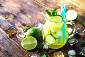 Ni tips og vaner for å rense kroppen din naturlig