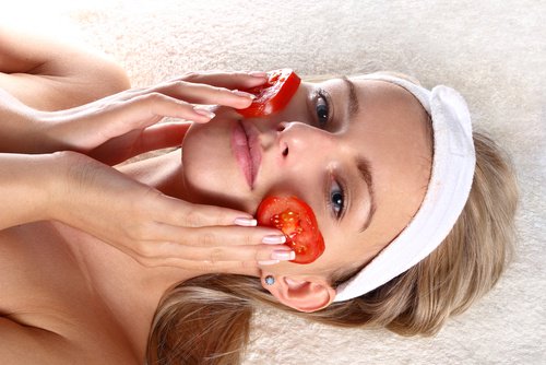 Kvinne med tomatskiver i ansiktet