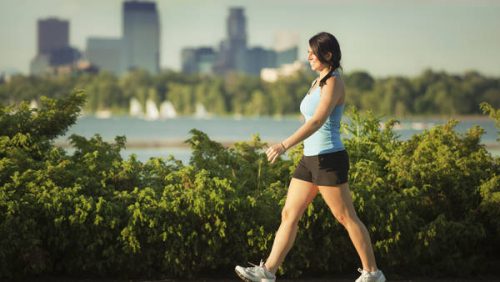 Kvinne går for å redusere nakkesmerter