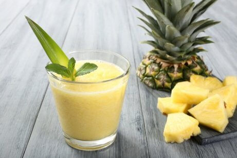 Slik kan du bekjempe migrener naturlig med deilige smoothier - Ananassmoothie