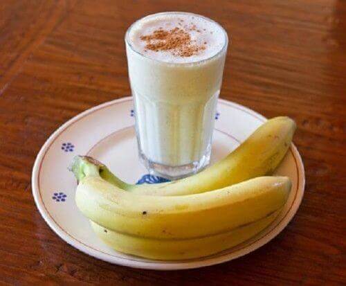 Banan-, yoghurt- og kanelsmoothie