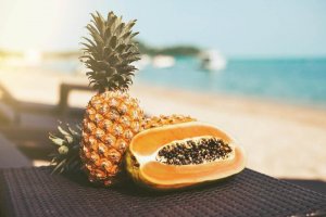 Rens kroppen med papaya og ananas