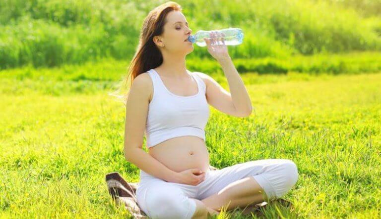 Gravid kvinne drikker hjemmelagd elektrolyttdrikke