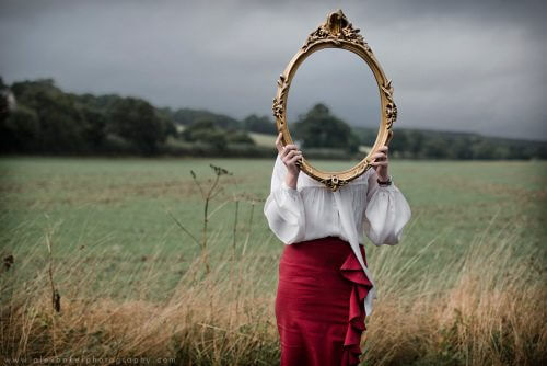 Kvinne bak speil