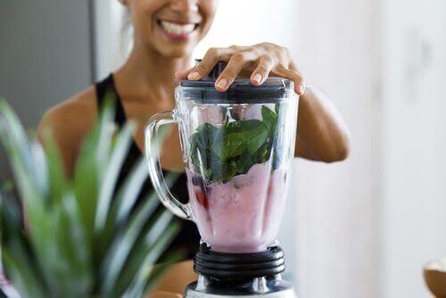 Kvinne lager smoothie