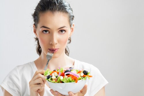 Kvinne spiser salat