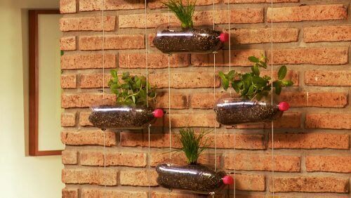 Hengende hage med flasker