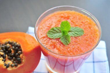Smoothie med papaya, grønn te og aloe vera er svaret på oppblåsthet