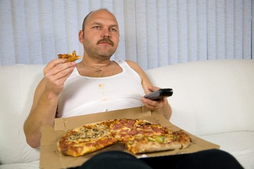 Mann spiser pizza