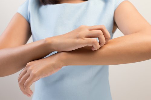 Hva er årsakene til prikking i huden, og hvordan kan du kurere det?