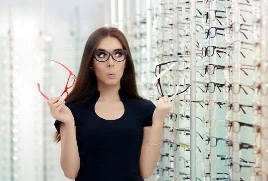Kvinne velger briller