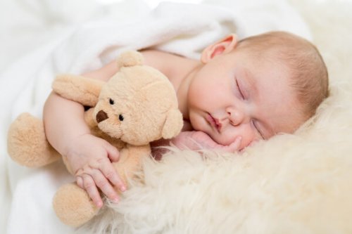 Baby sover med bamse