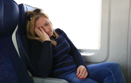 Kvinne sover på toget