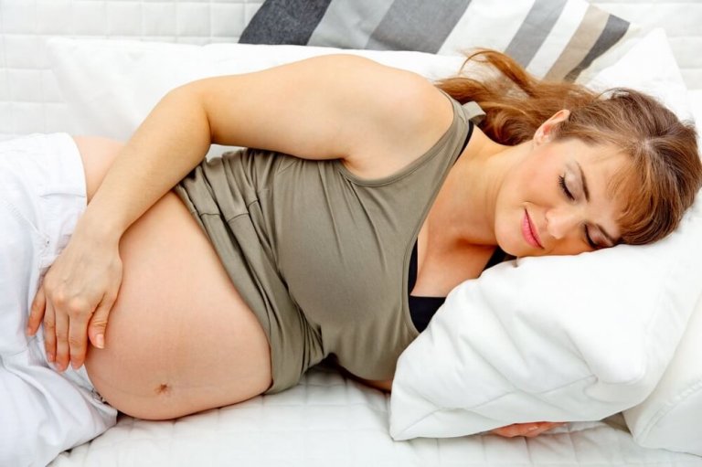 Å sove på siden reduserer risikoen for fosterdød