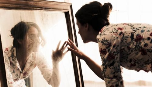 Kvinne ser i speilet