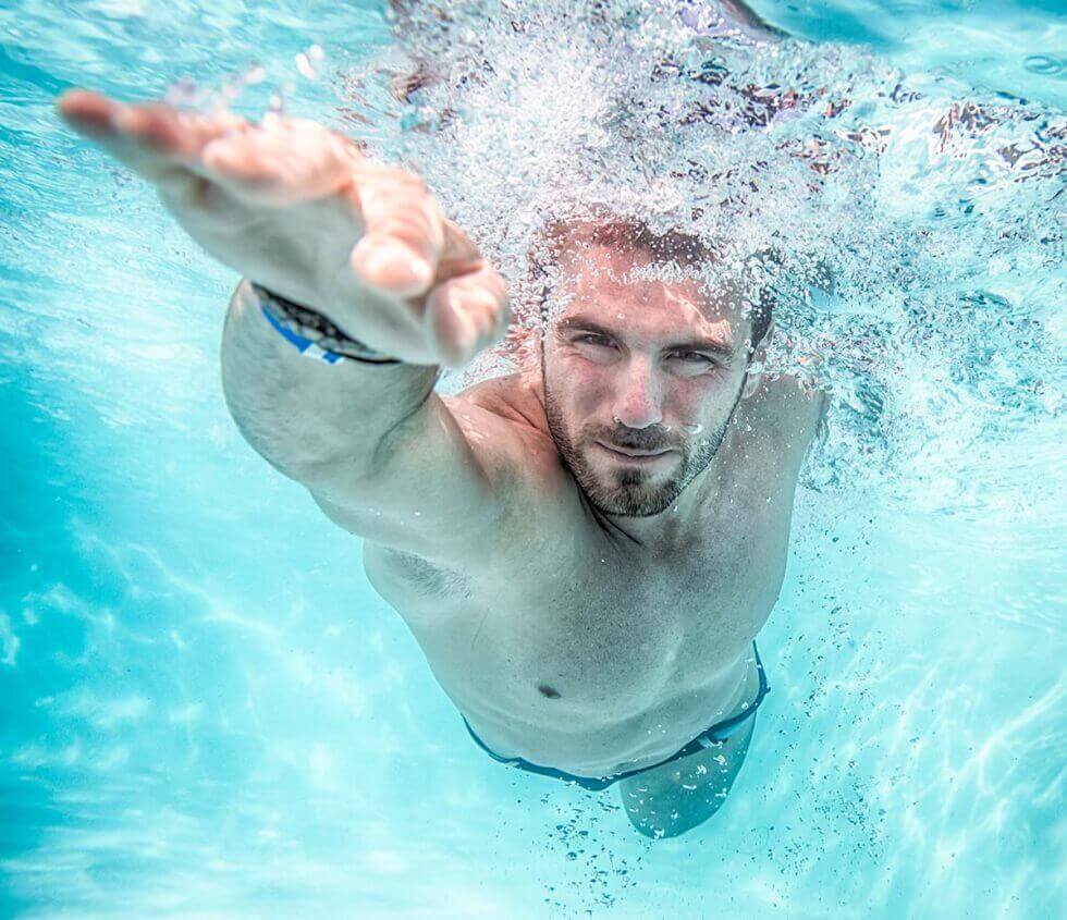 Mann svømmer