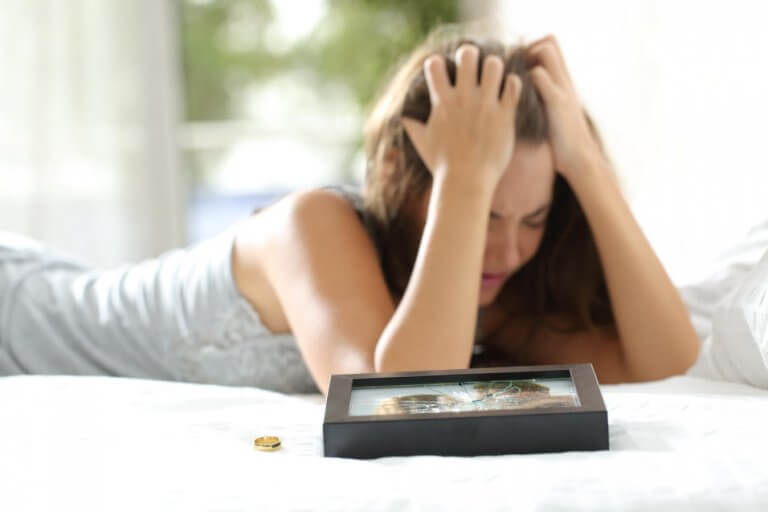 Trist kvinne har opplevd utroskap