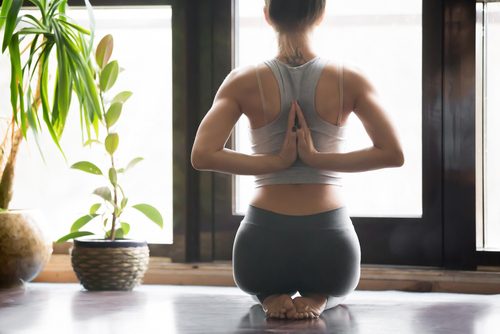 Yogastillinger for å lindre menssmerter