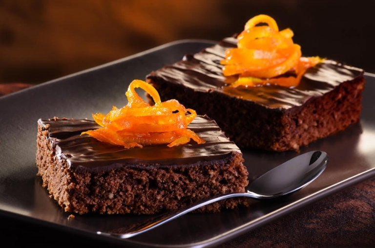 Bak en nydelig kake med sjokolade og appelsin