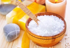 Lær hvordan du kan behandle fett hår med havsalt