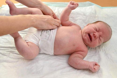 Bør du vekke babyen din for å bytte bleie?