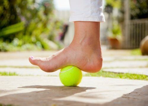 Tennisball under en fot