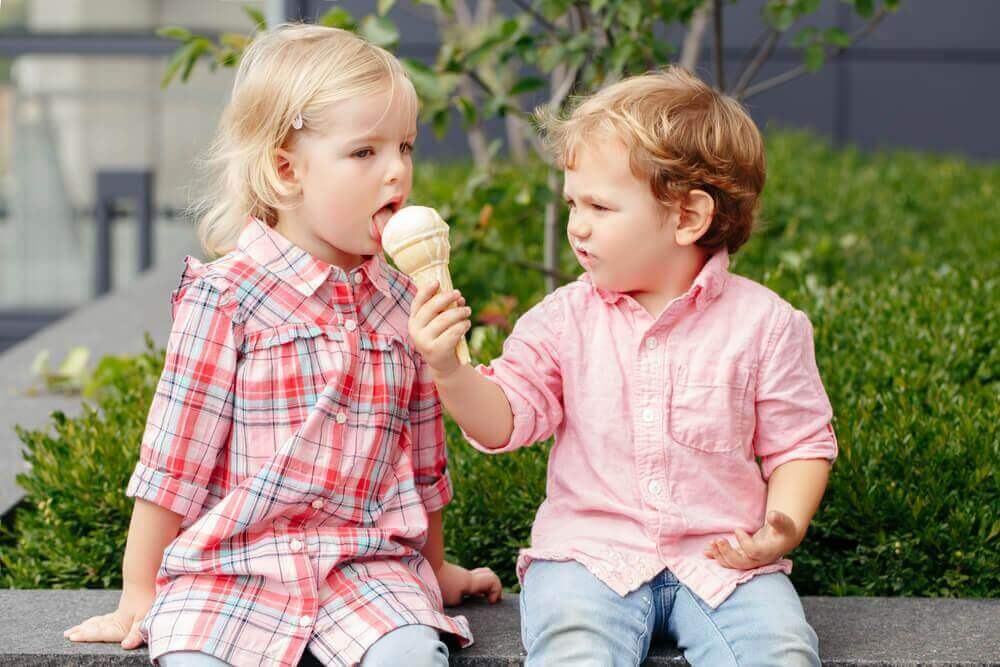 Barn deler iskrem