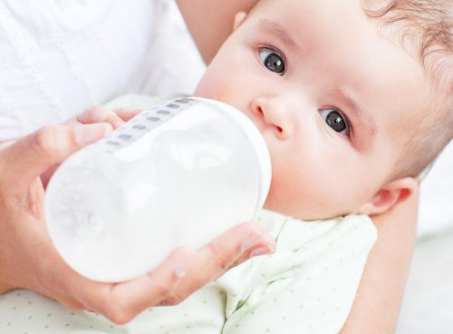 Baby drikker fra flaske