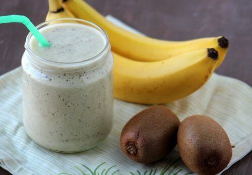 Banan og kiwi smoothie