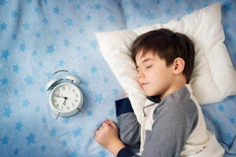 Barn sover