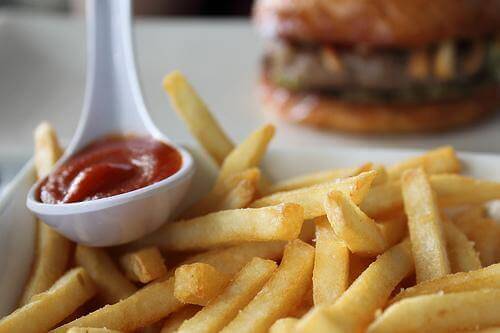 Pommes frites og hamburger