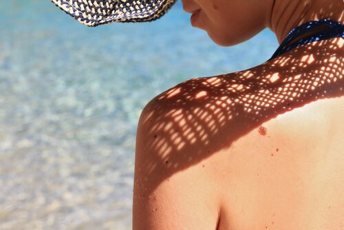 Kvinne med solhatt