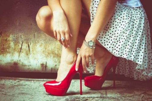 Kvinne med høyhælte sko