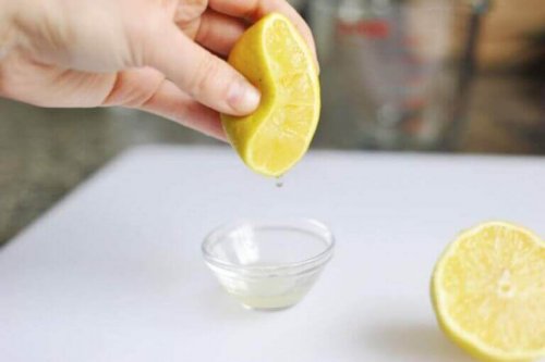 Sitron for å fjerne fett fra benkeplater