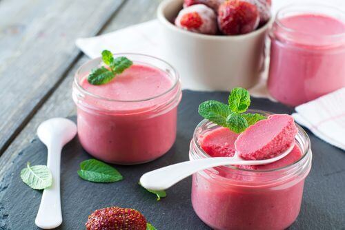 Sukkerfri og laktosefri jordbær- og mandelmousse