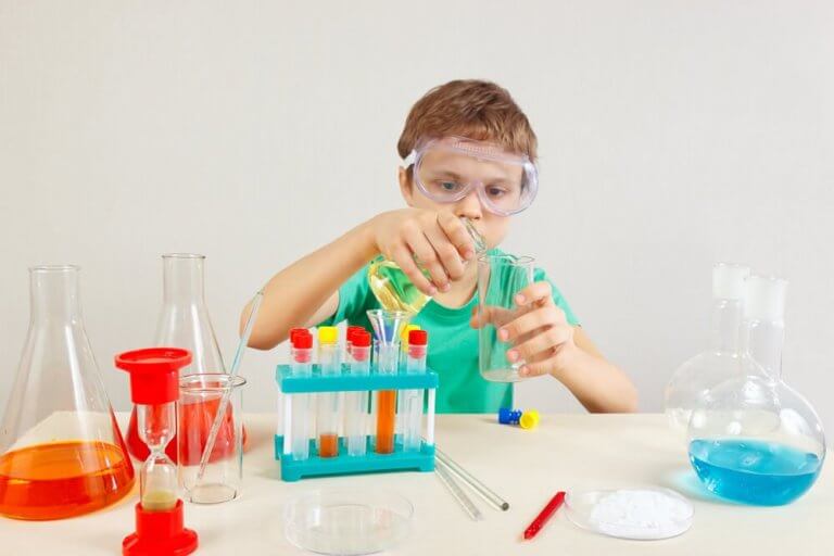 Barn driver med kjemi
