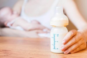 Bør du vekke babyen din for å gi den mat?