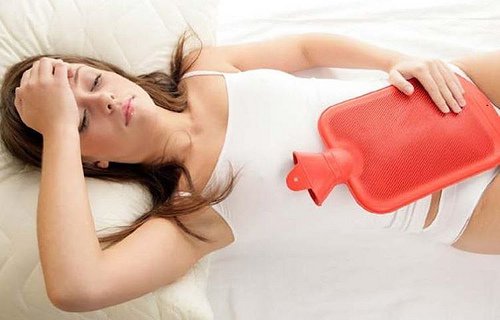 Kvinne med menstruasjonssmerter