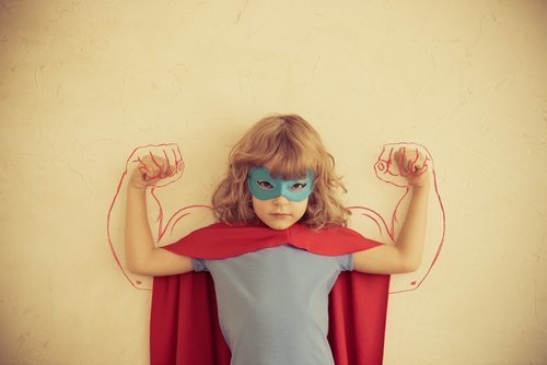 Barn leker superkvinne