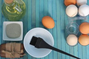 3 remedier med egg for å gi fuktighet til tørt hår